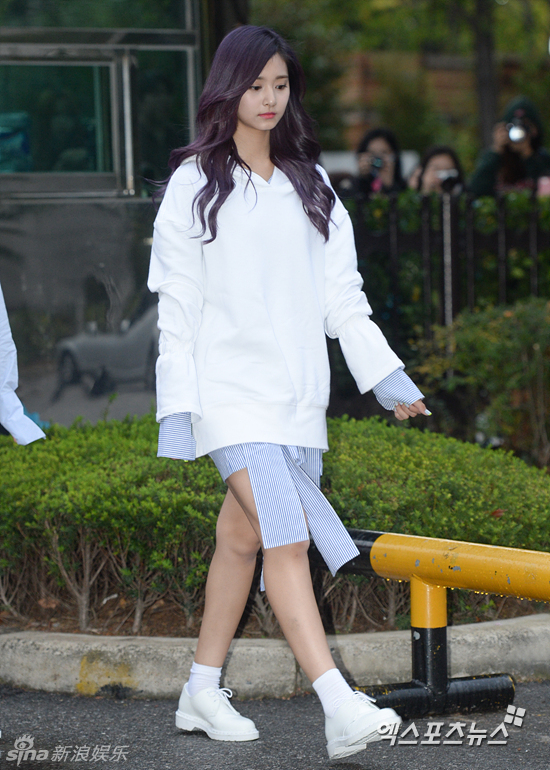 TWICE组合赴KBS彩排 周子瑜秀美腿
