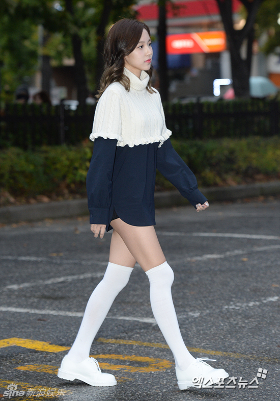 TWICE组合赴KBS彩排 周子瑜秀美腿