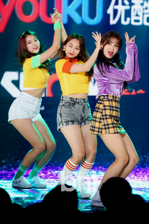 TWICE携新曲《The Show》直播夺冠