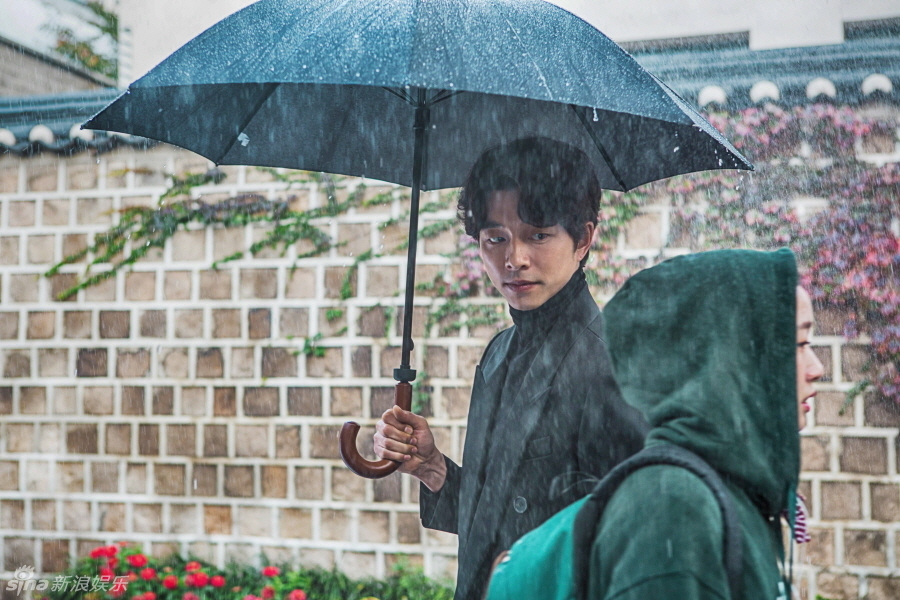 《孤单又灿烂的神－鬼怪》孔侑 金高银雨中剧照