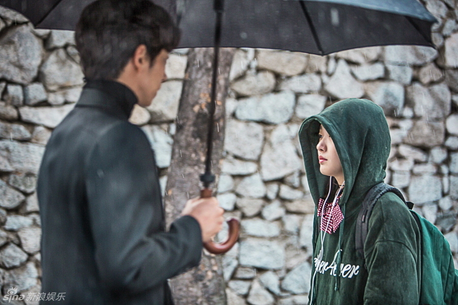 《孤单又灿烂的神-鬼怪》孔侑 金高银雨中剧照