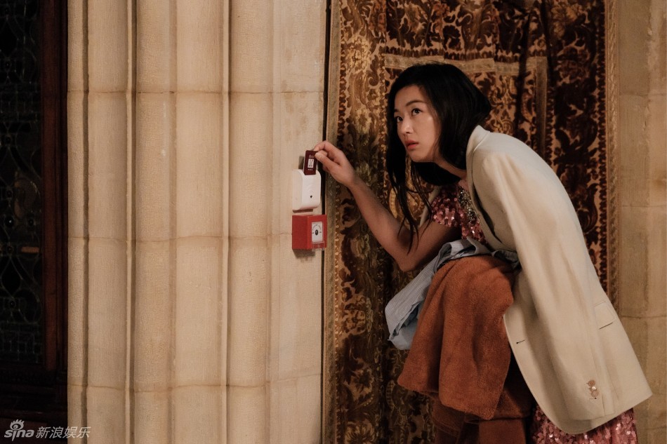 《蓝色大海的传说》全智贤剧照 美人鱼半裸卧躺海边