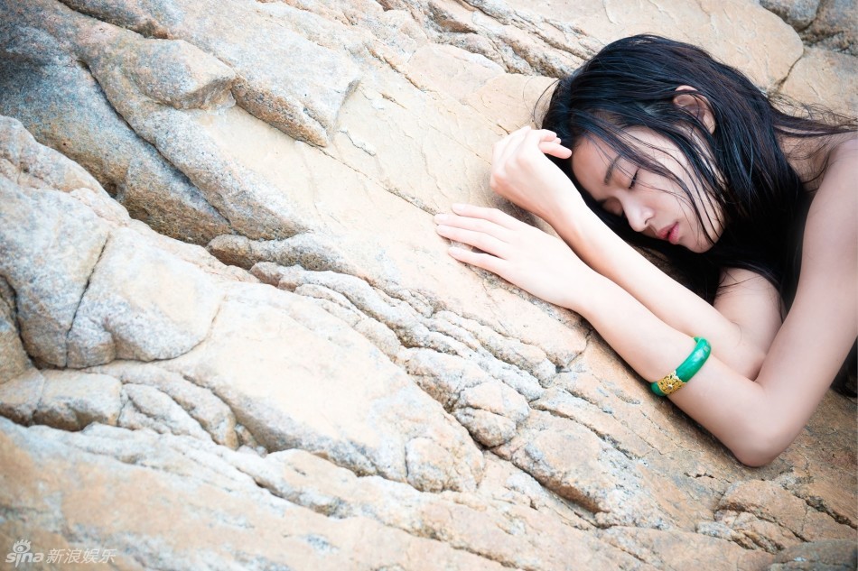 《蓝色大海的传说》全智贤剧照 美人鱼半裸卧躺海边