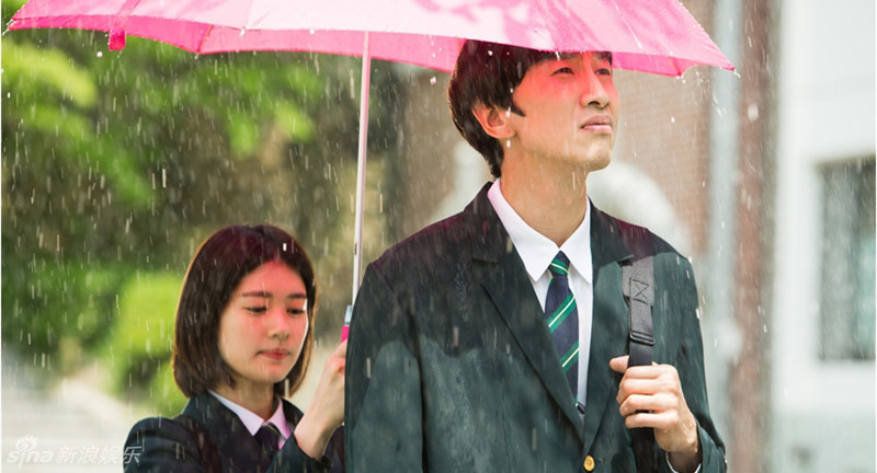 李光洙和郑素敏的伞下浪漫剧照