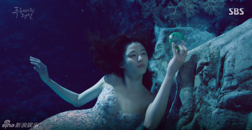 《蓝色大海的传说》昨晚首播 全智贤人鱼扮相美演绎&ldquo;手镯情缘&rdquo;