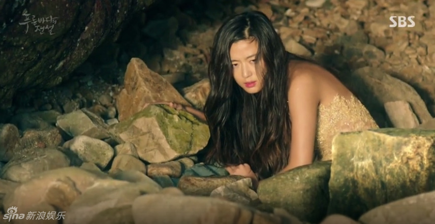 《蓝色大海的传说》昨晚首播 全智贤人鱼扮相美演绎&ldquo;手镯情缘&rdquo;