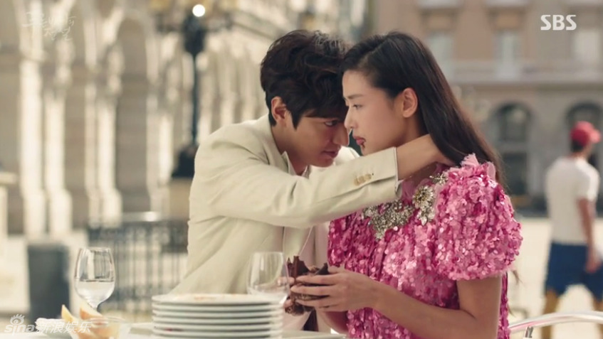 《蓝色大海的传说》昨晚首播 全智贤人鱼扮相美演绎&ldquo;手镯情缘&rdquo;