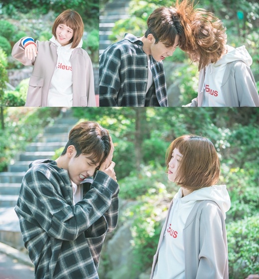 《举重妖精》最新剧照李圣经南柱赫浪漫搞笑撞头