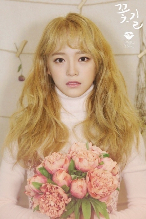 女团I.O.I成员金世正solo歌曲《花路》登各大音乐榜榜单