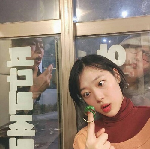 崔雪莉(Sulli)晒搞怪自拍照 靠在镜头前眼睛明亮皮肤白皙