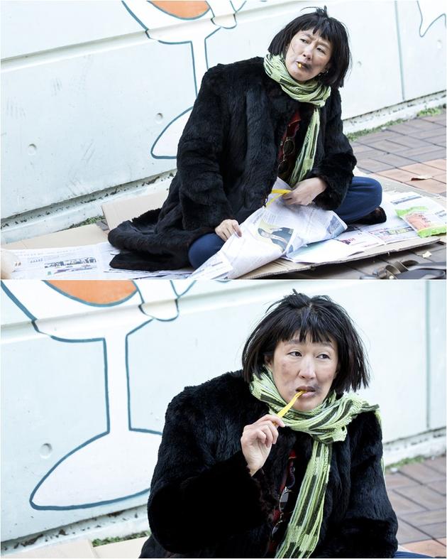 洪真京乞丐装出演《蓝色大海的传说》路边吃零食