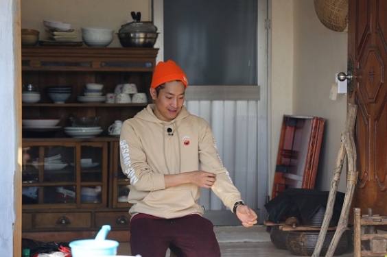 《三时三餐-渔村篇》最新预告照李瑞镇逗猫篇