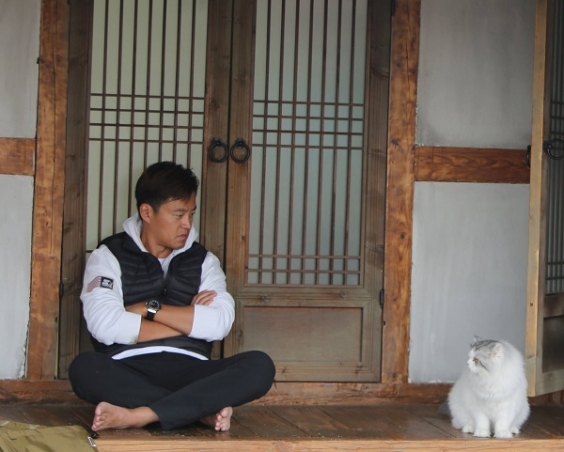 《三时三餐-渔村篇》最新预告照李瑞镇逗猫篇