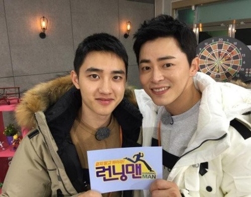 韩国演员曹政奭与EXO成员都暻秀共同出演了《Running Man》花絮微笑露脸