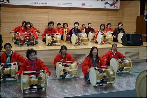 妈妈们学习体验韩国传统民乐（韩联社/韩中文化友好协会提供）