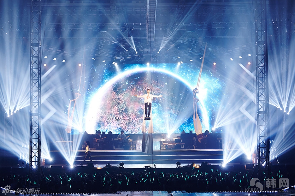 SHINee钟铉9日发新曲 变身型男大秀腹肌
