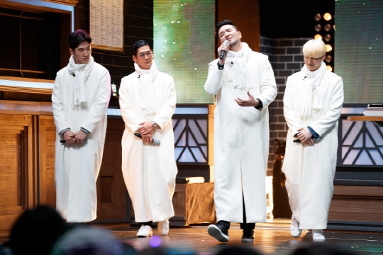 god身穿出道曲打歌服任《黄金手鼓》首嘉宾亮相
