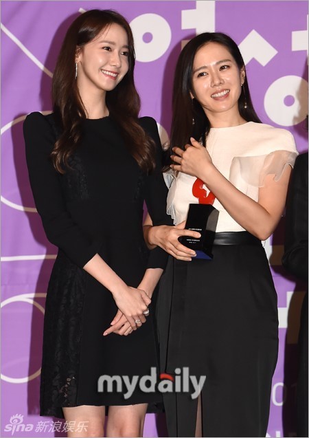 少女时代允儿主持颁奖礼 超瘦筷子腿抢镜