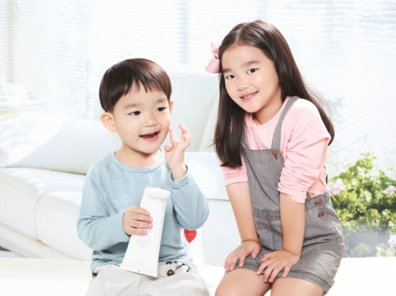 李凡秀携素多姐弟一家人担任化妆品牌CELLTRION SKINCURE代言人