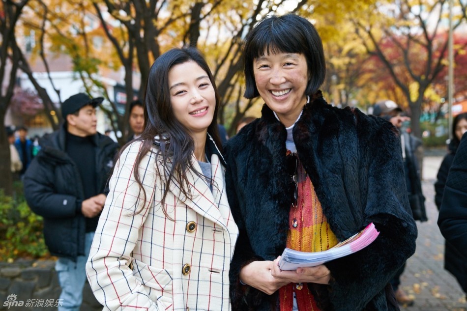 《蓝色海洋传说》幕后花絮照大公开 片场其乐融融