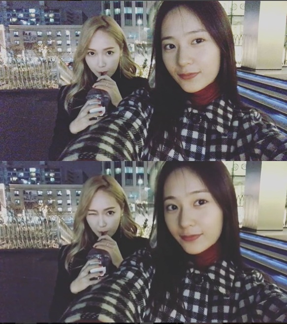 郑氏姐妹合体啦！　Jessica揪Krystal送圣诞祝福