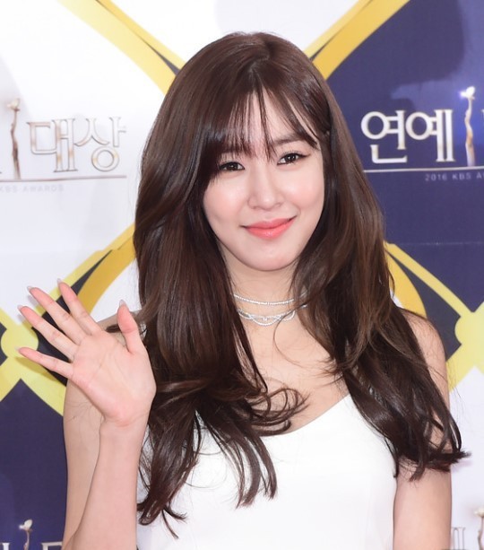 Tiffany惊喜现身KBS演艺大赏 合流Unnies带来祝贺舞台
