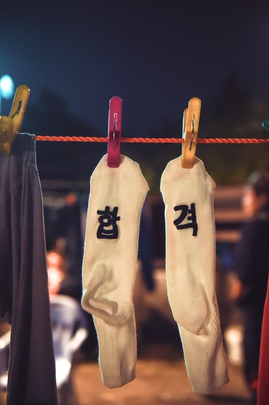 MBC新剧曝预告照 尹施允曹秀香天台浪漫拥吻