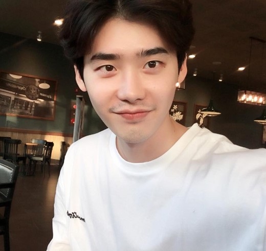 李钟硕SNS公开近况 胡渣彰显男性本色
