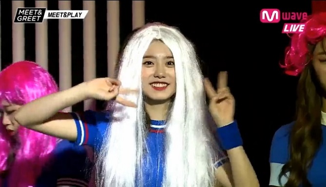 【视频 : MEET&GREET】I.O.I素慧黑发秒变银白色　宛如Q版白发魔女