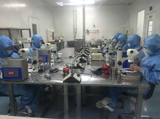 技术人员在密闭实验室内对眼科产品进行超声波清洗。聂晨静 摄