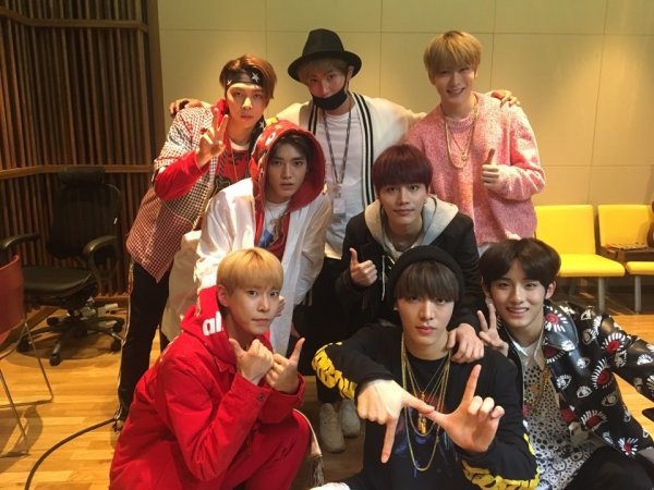 安七炫(Kangta)请师弟团NCT127吃炸鸡