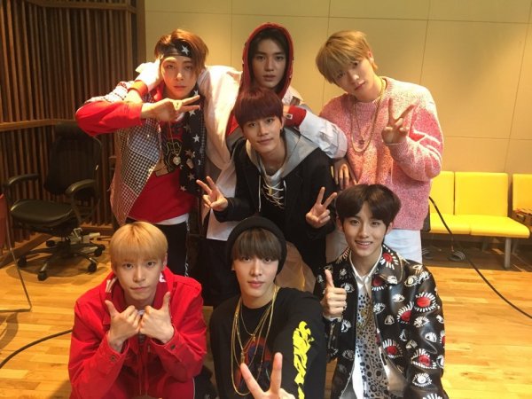 安七炫(Kangta)请师弟团NCT127吃炸鸡