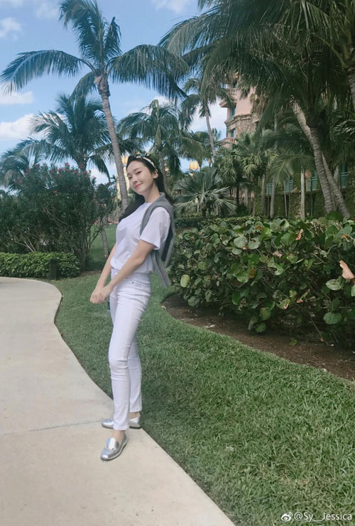 郑秀妍(Jessica)微博晒照 置身海边散步一身白衣略施粉黛清纯美丽