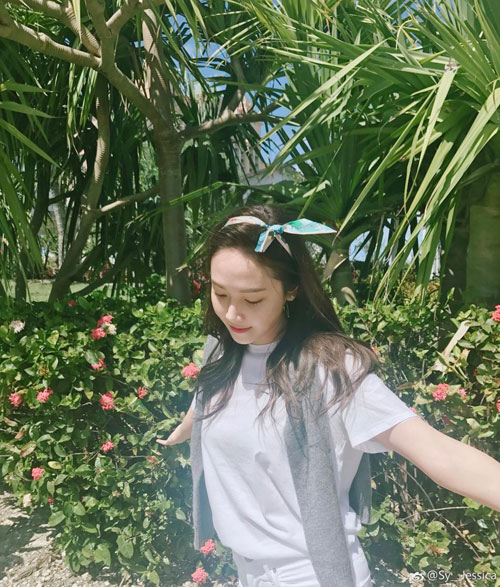 郑秀妍(Jessica)微博晒照 置身海边散步一身白衣略施粉黛清纯美丽