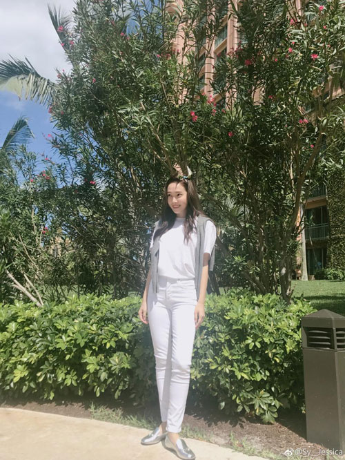 郑秀妍(Jessica)微博晒照 置身海边散步一身白衣略施粉黛清纯美丽