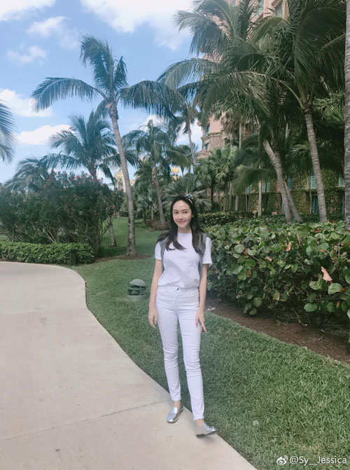 郑秀妍(Jessica)微博晒照 置身海边散步一身白衣略施粉黛清纯美丽