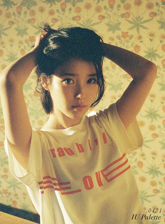 IU(李智恩)将于21日发行第四张正规专辑《Palette》 并公开首张概念照