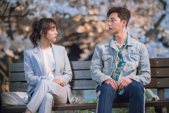 月火新剧《三流之路》首次公开男女主演对视剧照