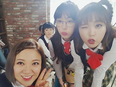 《姐姐们的Slam Dunk2》MV拍摄现场 全员穿上校服的姿态