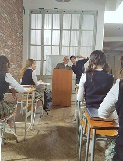 《姐姐们的Slam Dunk2》MV拍摄现场 全员穿上校服的姿态