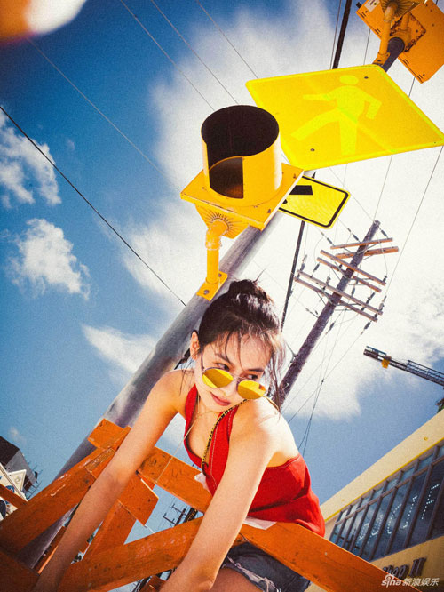 宋茜(Victoria)全新夏日街拍大秀美腿功力