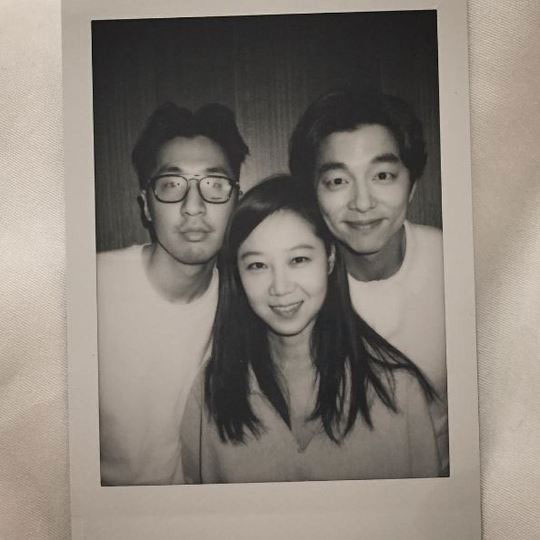 孔刘挚友My Q Instagram分享与孔刘、孔晓振拍下的黑白拍立得照片