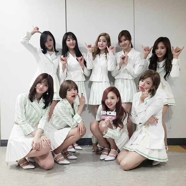 TWICE获《Show Champion 20170525期》一位
