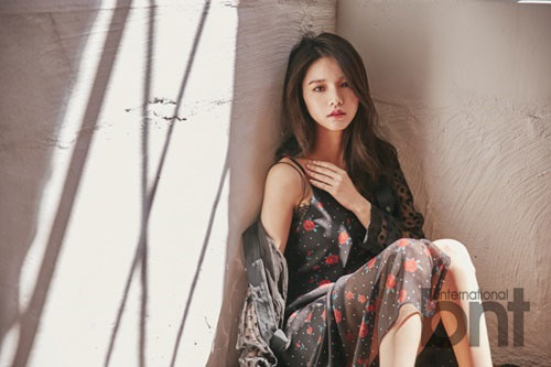 FIESTAR成员Jei(金珍熙)携手bntnews拍摄时尚写真 演绎多彩夏日魅力