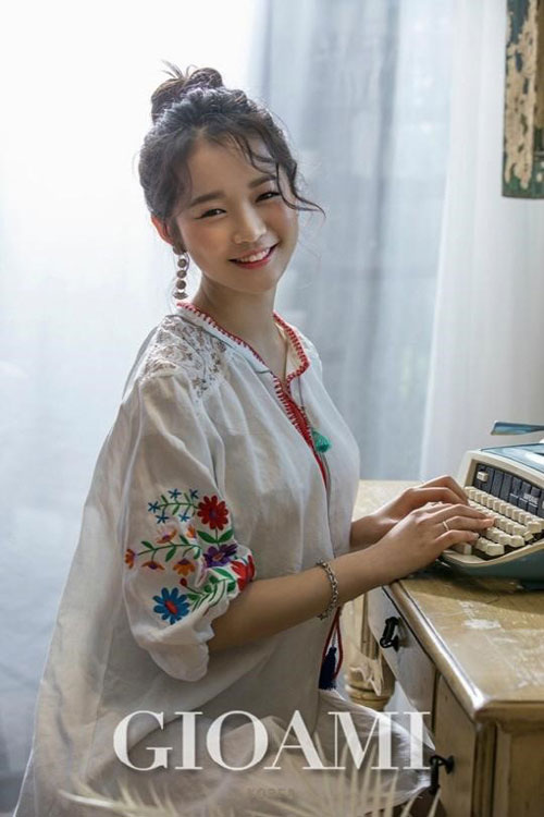 《K-POP STAR》第六季亚军金慧琳拍摄时装杂志写真