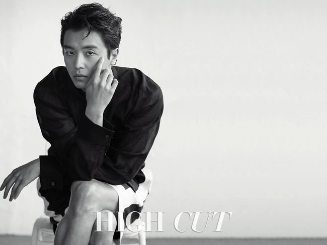 延宇振为时尚杂志《HIGH CUT》拍摄画报