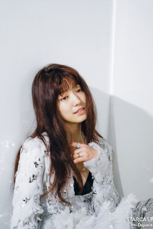 朴信惠拍摄写真花絮公开 披粉色毛披肩温柔甜美