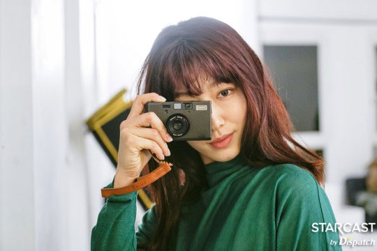 朴信惠拍摄写真花絮公开 披粉色毛披肩温柔甜美