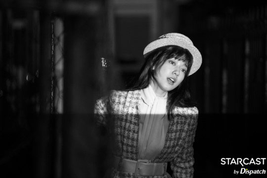 朴信惠拍摄写真花絮公开 披粉色毛披肩温柔甜美
