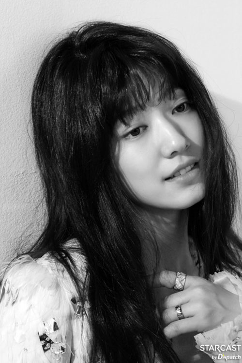 朴信惠拍摄写真花絮公开 披粉色毛披肩温柔甜美